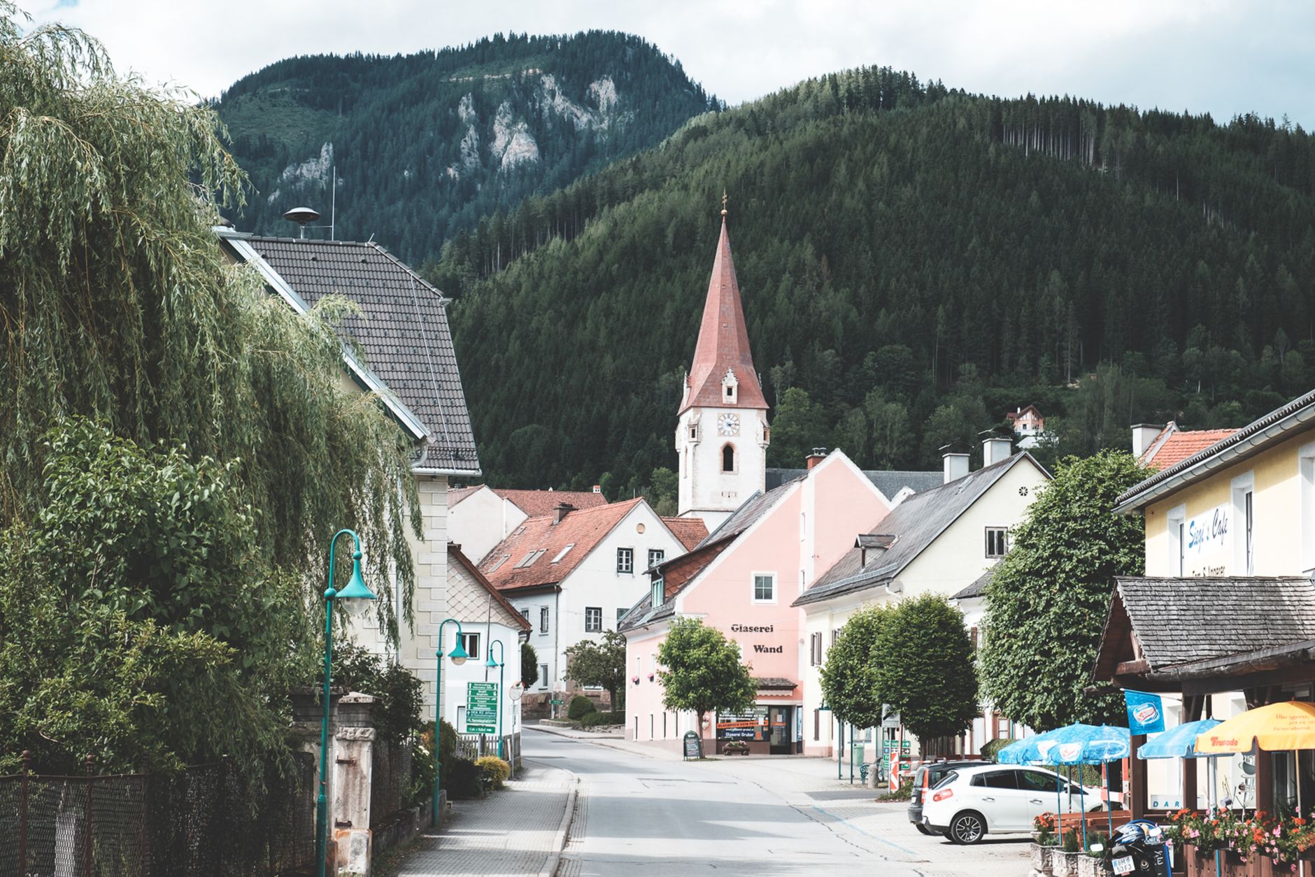 Kellerräumung in Entrümpelungsfirmen in Stockerau: Kontakt, Leistungen und Route